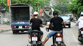 Mới nhất: Dùng xe máy để kéo, đẩy xe khác đi trên đường có vi phạm luật?