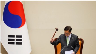 Tổng thống Hàn Quốc lách qua khe cửa hẹp khi đảng cầm quyền tẩy chay bỏ phiếu luận tội