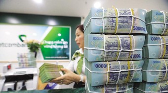 Thống đốc giao nhiệm vụ các ngân hàng: Giảm lãi suất, hạn chế nợ xấu, không ép khách mua bảo hiểm