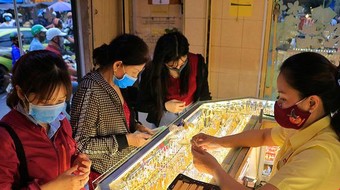 Chứng khoán “xì hơi”, giá vàng giảm tới 6 triệu đồng/lượng