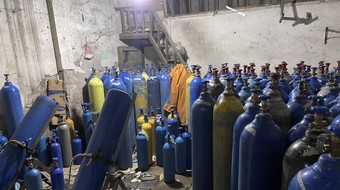 Đột kích kho chứa 'khí cười' lớn tại ngõ Lạc Nghiệp