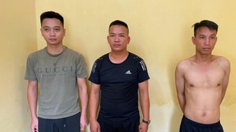 Ba gã trai chui trong xe ô tô để 'bay lắc'