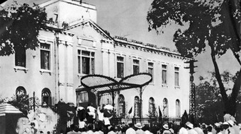 Trong ngày tổng khởi nghĩa ở Hà Nội (19-8-1945), lực lượng Việt Minh cùng nhân dân Hà Nội đã chiếm giữ Phủ Khâm sai Bắc kỳ (tức Bắc bộ phủ)