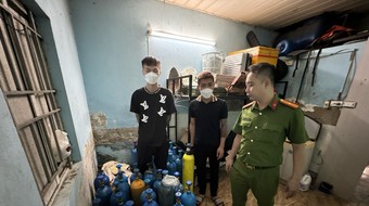Kiểm soát địa bàn, phát hiện "kho chứa bình khí cười"