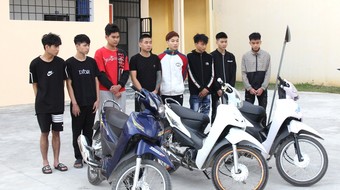 Nhóm 'choai choai' mang hung khí đi tìm đối thủ