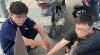 Tóm gọn 2 thanh niên giấu 'hung khí' trong cốp xe máy