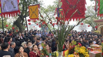 Phủ Tây Hồ đông nghịt người đi lễ đầu năm