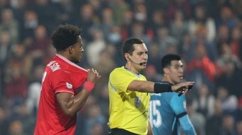 Xuân Son bị trung vệ to cao Singapore kéo rách áo