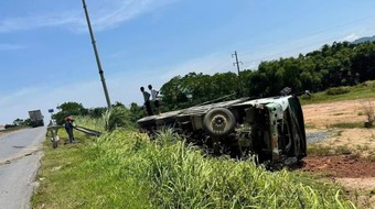 Xe tải va chạm xe máy trên quốc lộ 32C làm 2 bố con tử vong