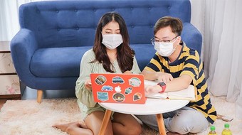 Trồng rau, uống nước và 1001 cách người trẻ giảm căng thẳng khi làm việc tại nhà