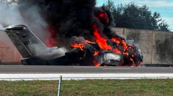 Máy bay rơi xuống đường cao tốc ở Mỹ, bốc cháy dữ dội