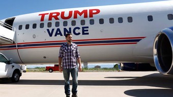 Máy bay chở ‘phó tướng’ của ông Donald Trump gặp trục trặc giữa không trung