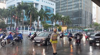 Cảnh sát giao thông Thủ đô đội mưa, phân luồng chống ùn tắc