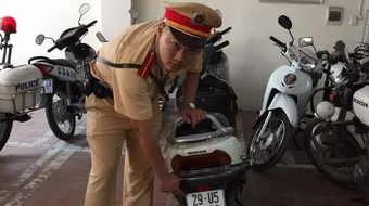 Đeo biển kiểm soát giả, lái xe bỏ trốn khi “giáp mặt” CSGT