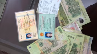  Nhặt được ví tiền, CSGT tận tình tìm người đánh rơi để trả