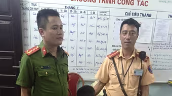 Trốn mẹ đi tìm bố, cháu bé bị lạc được CSGT giúp đỡ