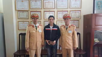 Niềm vui của chàng sinh viên đánh rơi ví tiền 