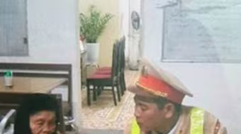 Cụ bà đi lạc được Cảnh sát giao thông đưa về nhà