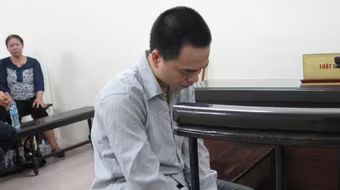 Cướp taxi bị bắt, ra tòa lại nói chỉ công nhiên chiếm đoạt tài sản