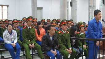 Ổ nhóm bán lẻ ma túy gắn với dịch vụ cung ứng tiếp viên quán karaoke hầu tòa