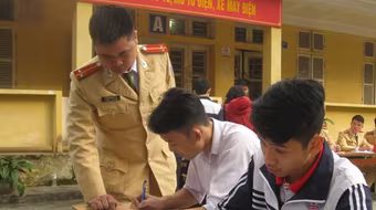 Học sinh Đông Anh vui mừng vì được cấp đăng ký xe máy điện ngay tại trường