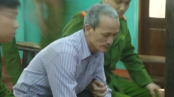 Ra tòa, bị cáo đâm dao tới tấp vào vợ trẻ nằng nặc đòi hoãn xử