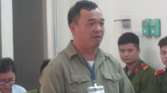 Bất ngờ bị đánh, vác dao chém nhầm người… đứng xem