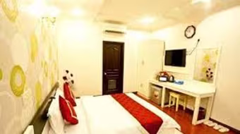 Cặp nhân tình chuyên trộm cắp tivi khách sạn, rồi nhờ lễ tân gọi xe tẩu thoát