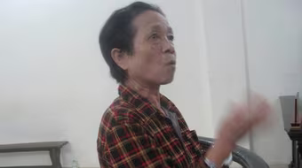 Người đàn bà đâm cán bộ tiếp dân "nổi loạn", tòa án phải… "bó tay"