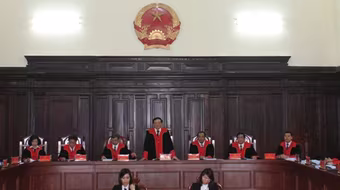 Thẩm phán bắt đầu mặc trang phục mới 