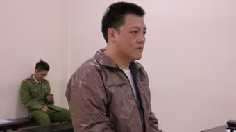 Vứt bỏ xe máy cùng 20 bánh heroin chạy ra cánh đồng