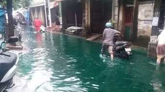 Rõ "thủ phạm" gây biến đổi màu nước ngập trên phố Tam Trinh