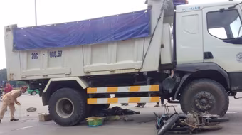 Người đàn ông bị xe ben kéo lê 17m, tử vong tại chỗ
