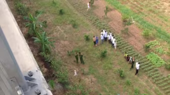 Tài xế taxi tự cứa tay bằng dao lam rồi nhảy cầu Nhật Tân