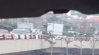 Hà Nội: Người đàn ông đi xe máy, bị văng từ cầu Chương Dương xuống đất