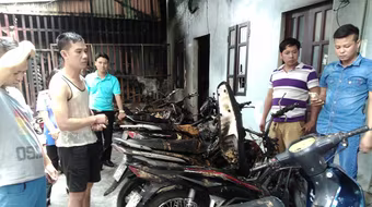 Đốt bình gas đang mở, thiêu rụi 10 chiếc xe máy