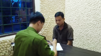 Bị tóm "của quý", chồng dùng dao thái thịt đánh vợ 