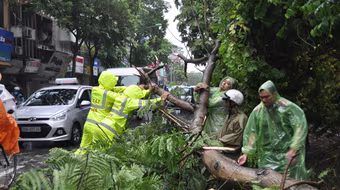 Cảnh sát giao thông Hà Nội cùng nhân dân chống bão số 1