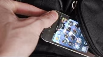 Thiếu nữ đưa trai lạ về nhà, bạn ở cùng cuỗm luôn điện thoại