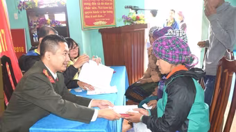 Báo ANTĐ cùng Quỹ Thiện Tâm mang Tết đến miền biên viễn