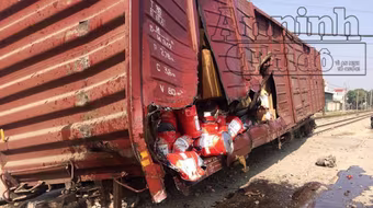 Hà Nội: 7 toa tàu bị trật khỏi đường ray