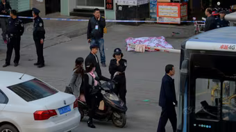 Nhảy lầu tự tử, rơi trúng người đi đường