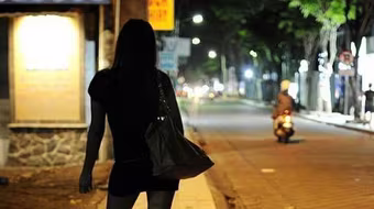 Cựu hiệu trưởng bị bắt vì mua dâm hàng nghìn phụ nữ