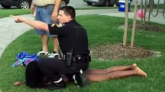 Mỹ đình chỉ công tác cảnh sát chĩa súng vào bé gái da màu