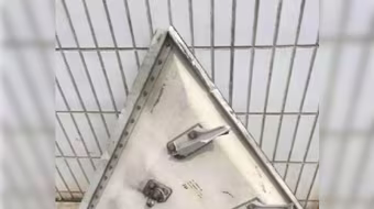 Cửa máy bay nặng 60kg rơi thủng mái nhà máy