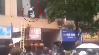 Sốc với cảnh ném học sinh từ cửa sổ xuống đất khi trường mầm non cháy