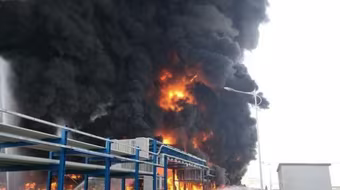 Nổ kho lưu trữ hóa chất ở Trung Quốc, khói đen ngút trời