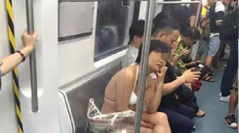 Cô gái mặc bikini đi tàu điện ngầm