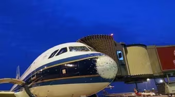 Phi công Trung Quốc hạ cánh thành công máy bay "mù"