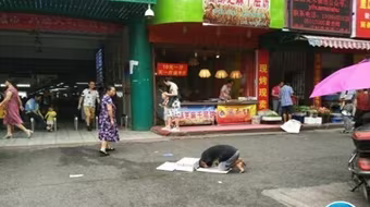 Ăn xin "cụt tay" bị bóc mẽ giữa chợ